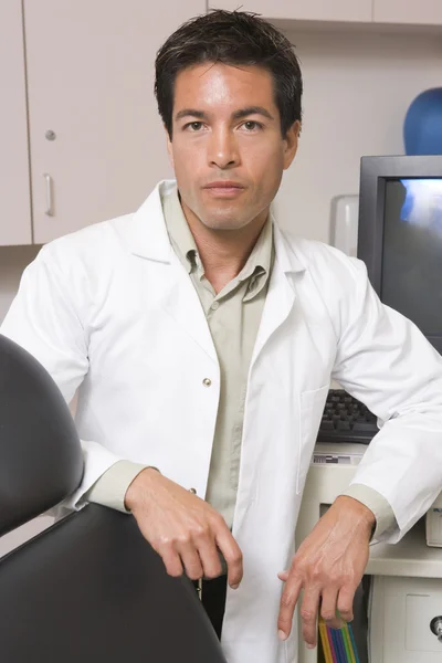 Un médico de pie junto a un monitor de ordenador —  Fotos de Stock
