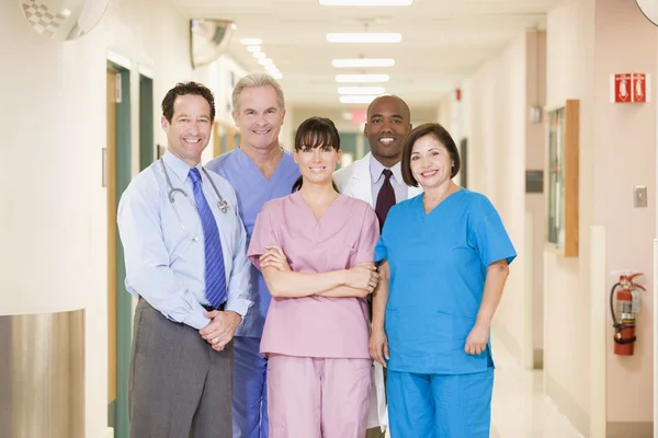 医院团队站在一条走廊 — 图库照片