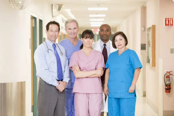 廊下で病院のチームに立って — ストック写真
