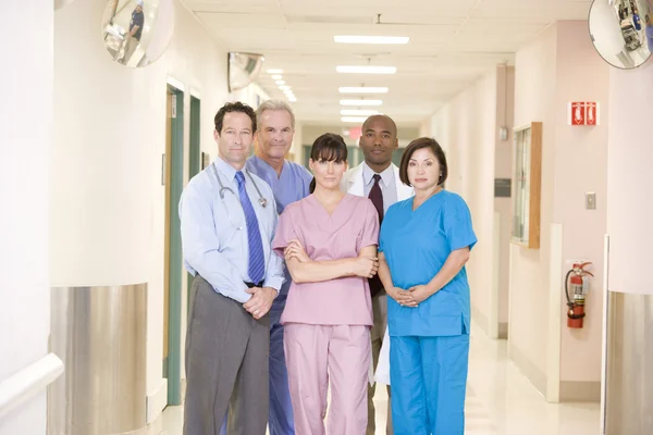 Krankenhausteam Steht Auf Einem Flur — Stockfoto