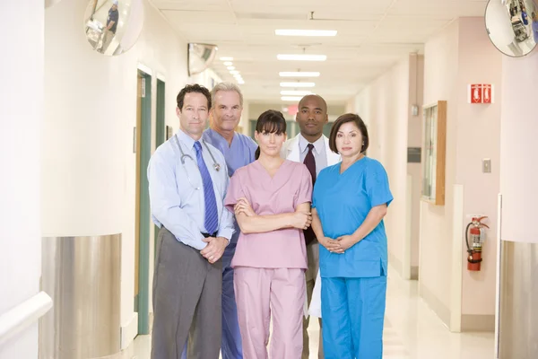 Ziekenhuis Team Staande Een Gang — Stockfoto