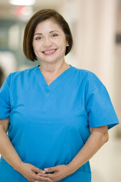 Hastane koridorunda duran scrubs hemşire — Stok fotoğraf