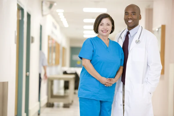 Arzt Und Krankenschwester Stehen Auf Einem Krankenhausflur — Stockfoto