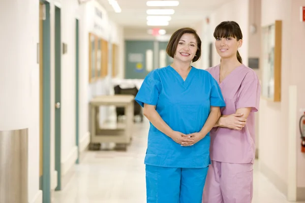 Dos enfermeras de pie en un pasillo del hospital —  Fotos de Stock