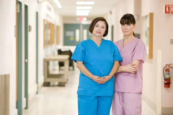 站在医院的走廊里的两个女护士 — 图库照片