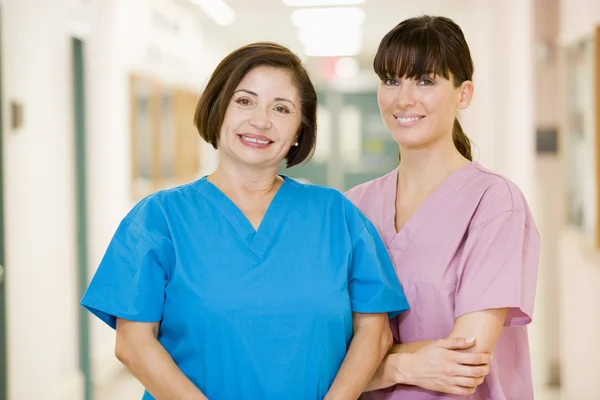 Due infermiere in piedi in un corridoio ospedaliero — Foto Stock