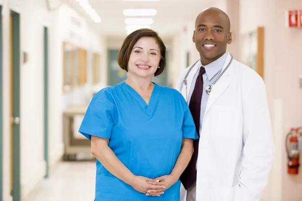 Ein Arzt Und Eine Krankenschwester Stehen Auf Einem Krankenhausflur — Stockfoto