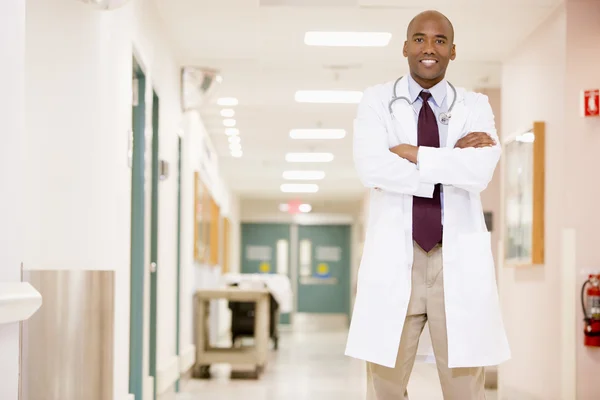 Γιατρός που στέκεται σε ένα διάδρομο νοσοκομείο — Φωτογραφία Αρχείου