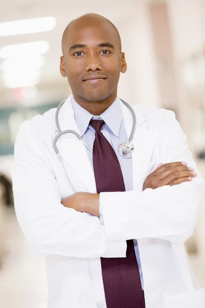 Doktor Nemocniční Chodbě — Stock fotografie