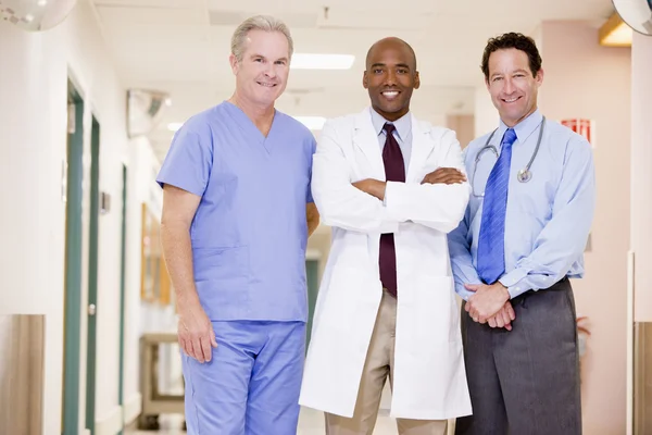 Ärzte stehen auf einem Krankenhausflur — Stockfoto