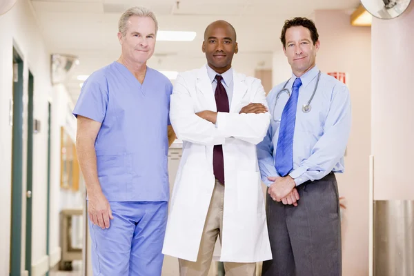 Ärzte Stehen Auf Einem Krankenhausflur — Stockfoto