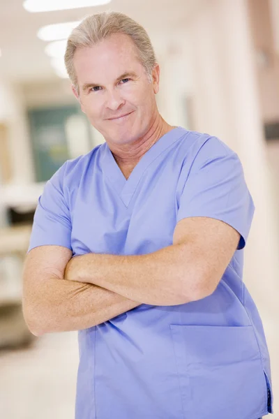 Γιατρός που στέκεται σε ένα διάδρομο νοσοκομείο — Φωτογραφία Αρχείου