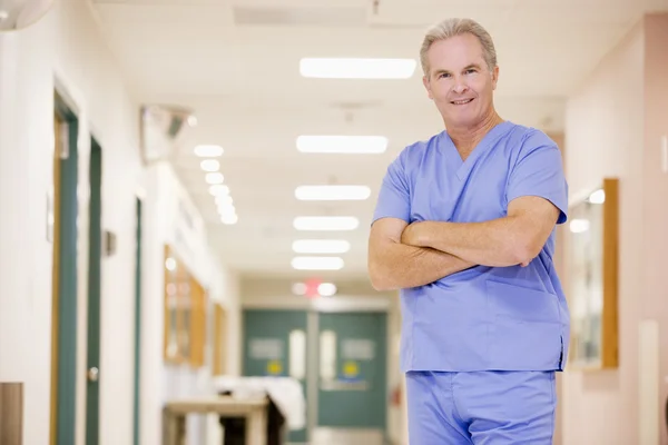 Médico em pé em um corredor do hospital — Fotografia de Stock