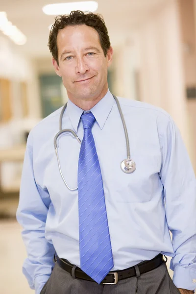 Lekarz stoi w korytarzu szpitala — Zdjęcie stockowe