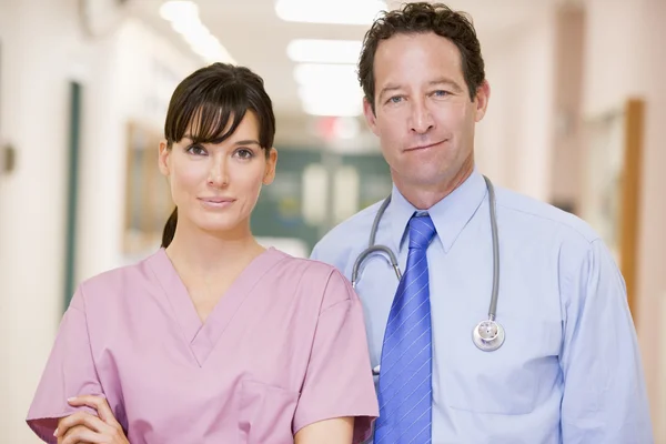 Docteur Infirmière Debout Dans Couloir Hôpital — Photo