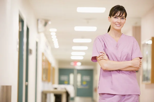 Медсестра стоїть в коридорі лікарні — стокове фото