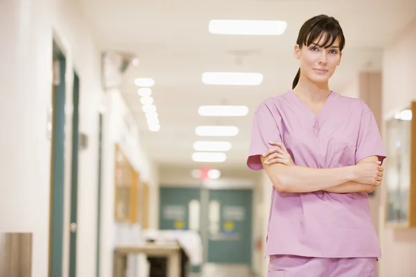 Медсестра стоит в больничном коридоре — стоковое фото