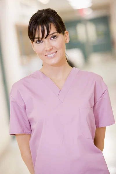Hastane koridorunda duran hemşireyi — Stok fotoğraf