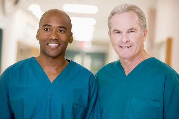 Hastane koridorunda duran iki hastabakıcı — Stok fotoğraf
