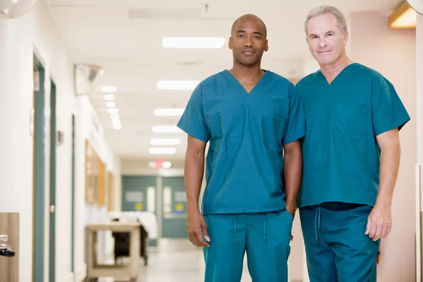 Due commesse in piedi in un corridoio ospedaliero — Foto Stock
