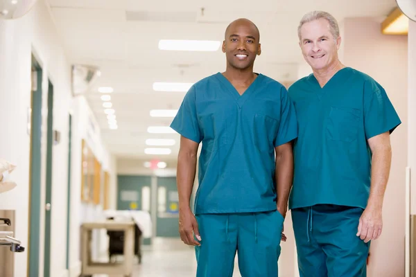 Dwa Sanitariusze Stojący Korytarzu Szpitala — Zdjęcie stockowe