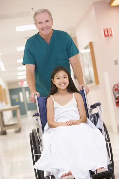 Uma Ordenada Empurrando Uma Menina Uma Cadeira Rodas Para Baixo — Fotografia de Stock