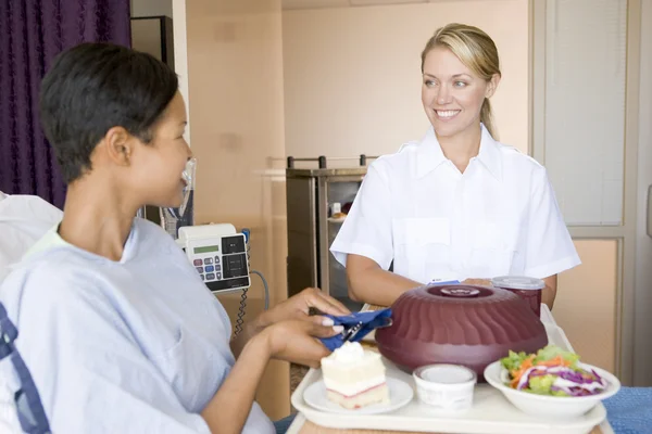 Νοσοκόμα Που Εξυπηρετούν Έναν Ασθενή Ένα Γεύμα Στο Κρεβάτι Της — Φωτογραφία Αρχείου