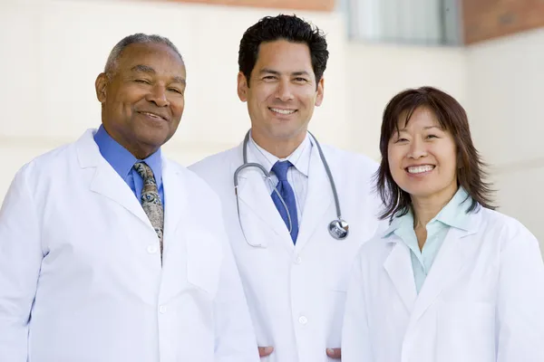 Trzech Lekarzy Stojący Poza Szpitalem — Zdjęcie stockowe