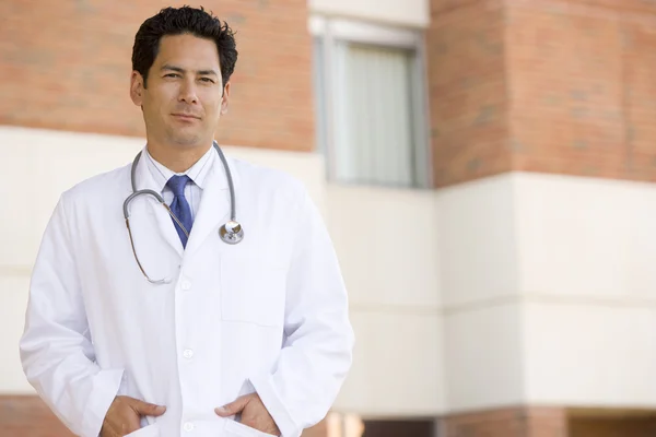 Arzt Steht Vor Einem Krankenhaus — Stockfoto