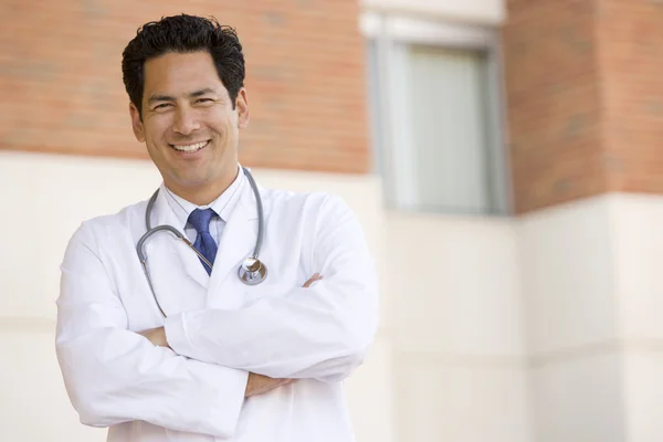 Arzt steht vor einem Krankenhaus — Stockfoto