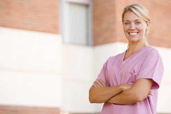 Bir hastane dışında duran hemşireyi — Stok fotoğraf