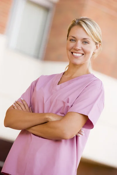 Sjuksköterska Som Stod Utanför Ett Sjukhus — Stockfoto