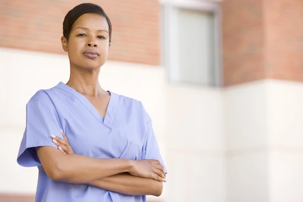 Sjuksköterska Som Stod Utanför Ett Sjukhus — Stockfoto