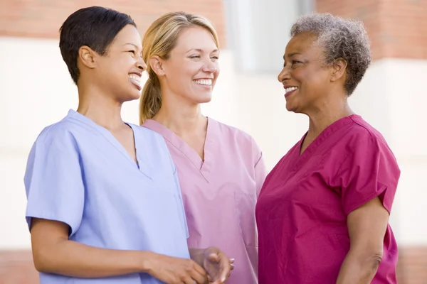 Enfermeras de pie fuera de un hospital — Foto de Stock