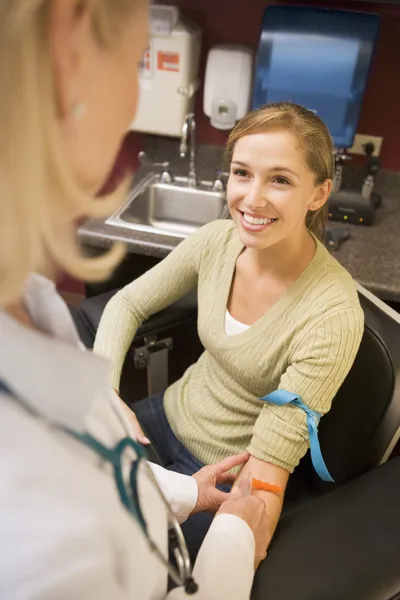 Kan Testi Yapılır Sahip Genç Bir Kadın — Stok fotoğraf