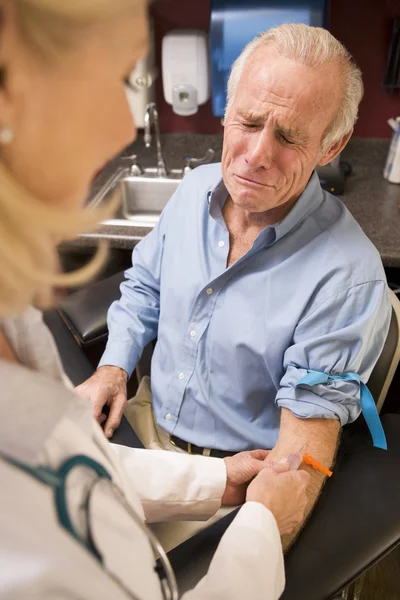 Hombre de mediana edad que tiene análisis de sangre hecho — Foto de Stock