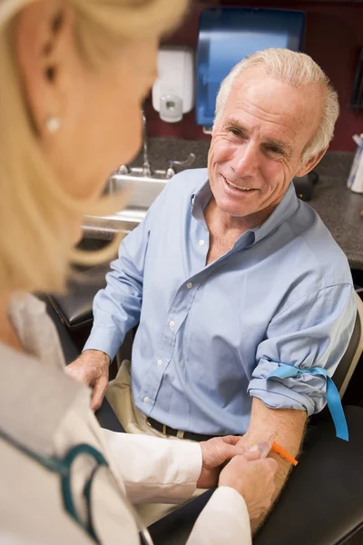 Hombre Mediana Edad Que Tiene Análisis Sangre Hecho — Foto de Stock