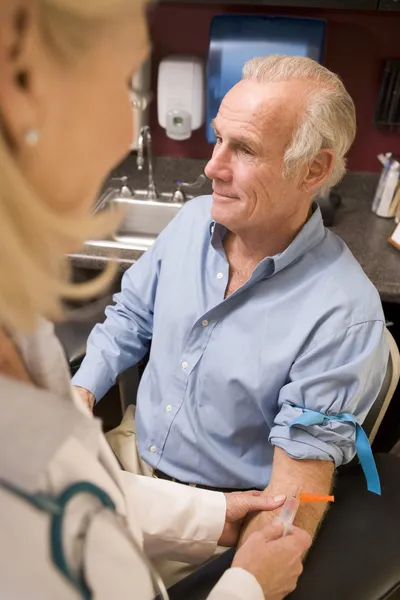 Homem de meia-idade tendo teste de sangue feito — Fotografia de Stock