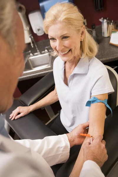 Kan Testi Olan Orta Yaşlı Kadın — Stok fotoğraf