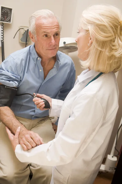 Arzt Misst Den Blutdruck — Stockfoto