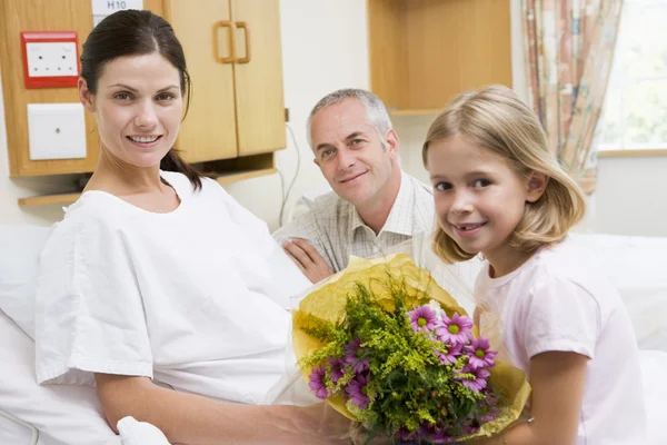 Figlia Papà Visita Madre Ospedale — Foto Stock
