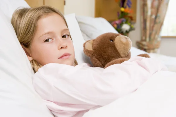 Junges Mädchen Liegt Mit Teddybär Krankenhausbett — Stockfoto