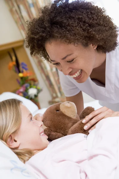 Sjuksköterska Skratta Med Henne Ung Patient — Stockfoto