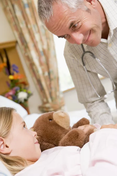 Doctor hablando con su joven paciente —  Fotos de Stock