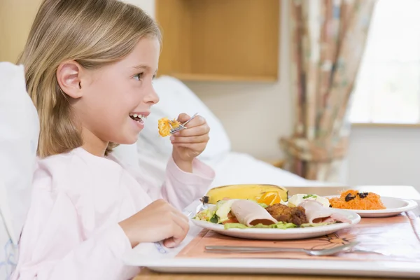 Giovane ragazza mangiare cibo ospedaliero — Foto Stock