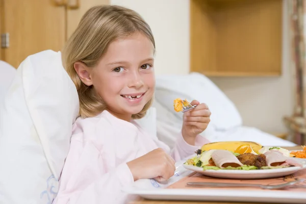 Menina comendo alimentos hospitalares — Fotografia de Stock