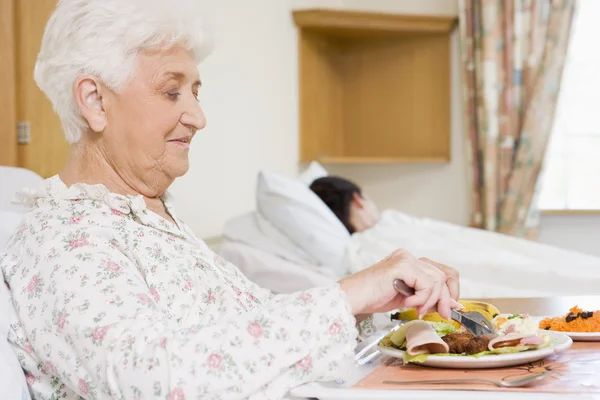 Starszy kobieta jedzenie Szpital — Zdjęcie stockowe