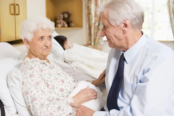 Senior Man Zit Met Zijn Vrouw Het Ziekenhuis — Stockfoto