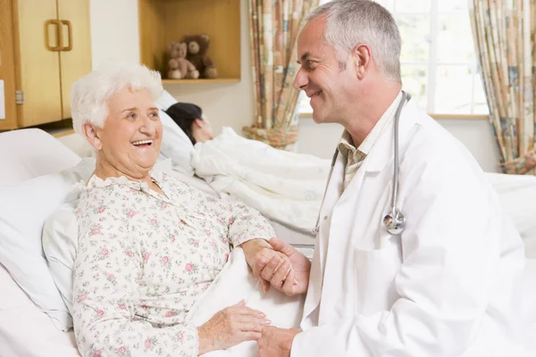 Doktor směje se starší žena v nemocnici — Stock fotografie