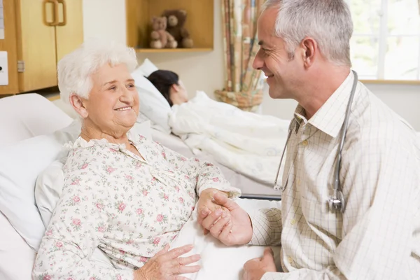 Arzt Sitzt Mit Seniorin Krankenhaus — Stockfoto